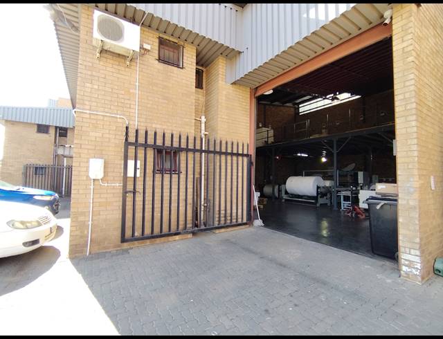 240M² WAREHOUSE TO LET IN DRIEHOEK